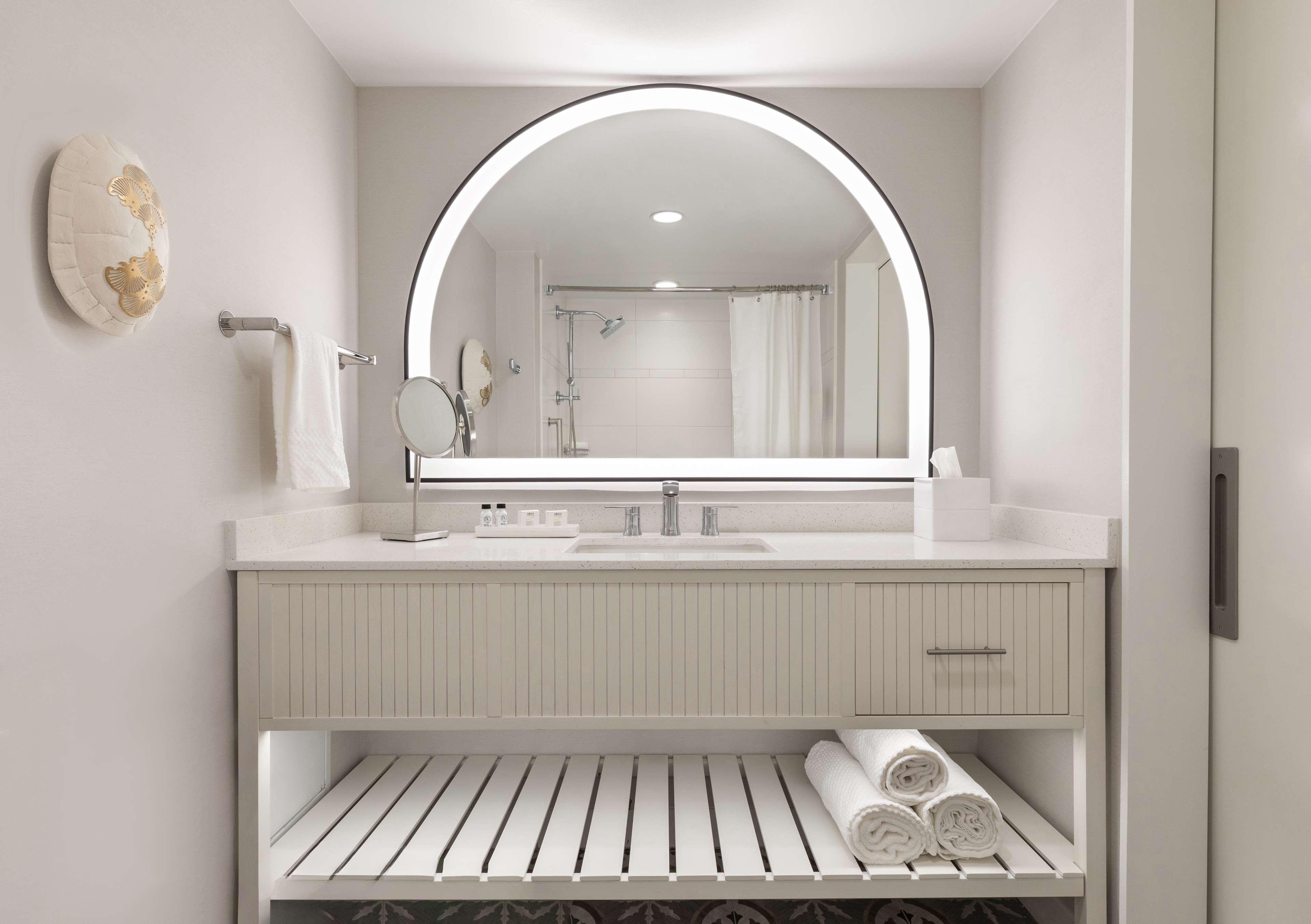 The Singer Oceanfront Resort, Curio Collection By Hilton Riviera Beach Ngoại thất bức ảnh