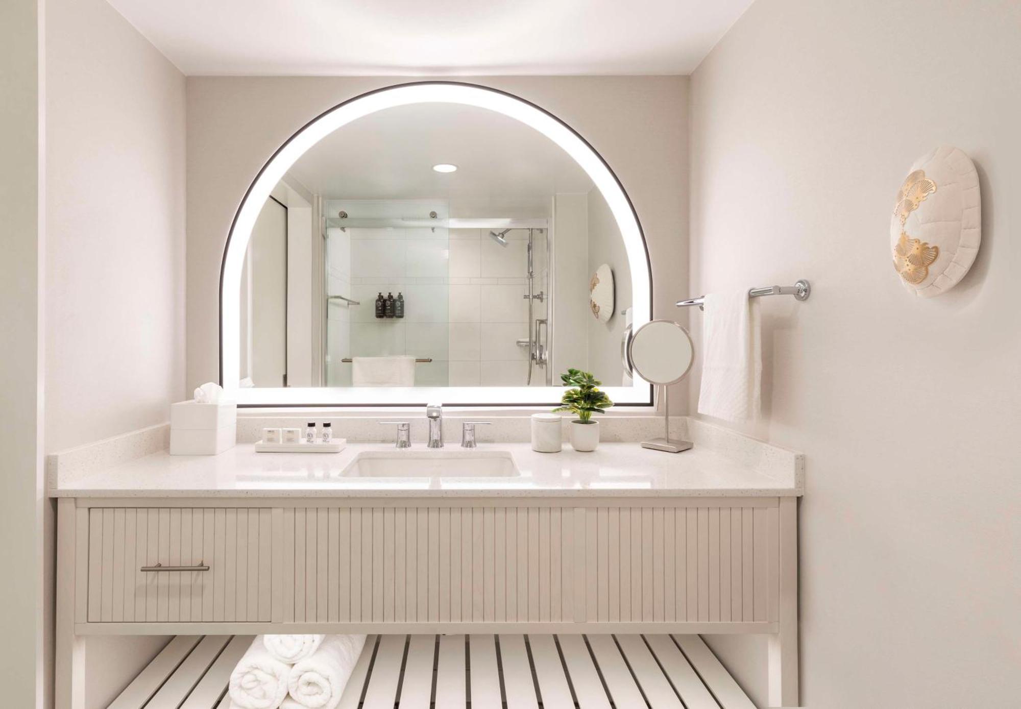 The Singer Oceanfront Resort, Curio Collection By Hilton Riviera Beach Ngoại thất bức ảnh